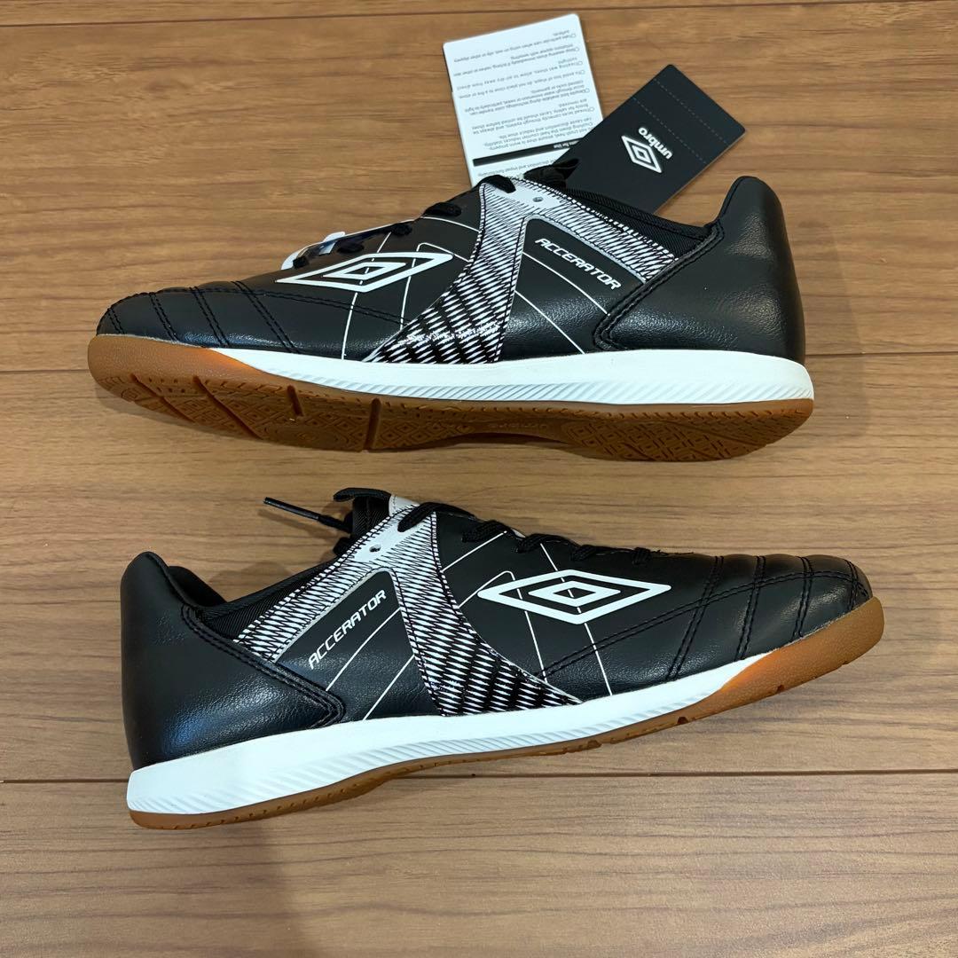 umbro アンブロ　フットサルシューズ ワイドフィット 黒/白