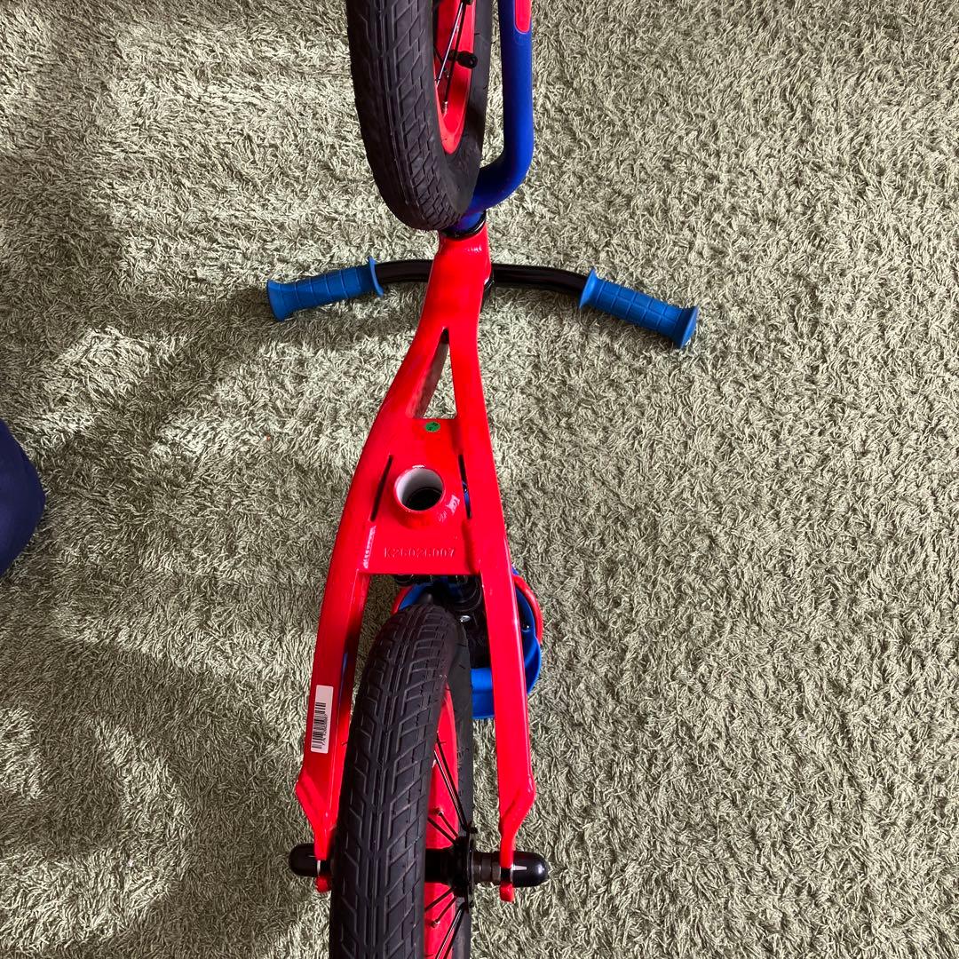 キッズ用ペダル無し自転車　ストライダー