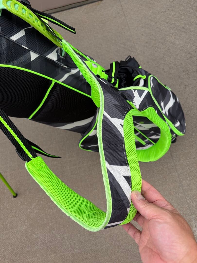 Nike 軽量キャディバッグ 迷彩　自立スタンド　フード付き