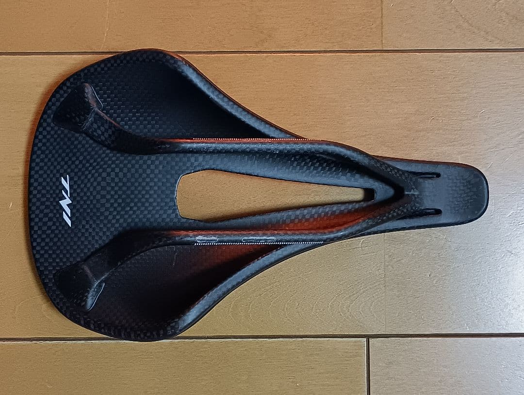 TNI Ergonox カーボンサドル　中古