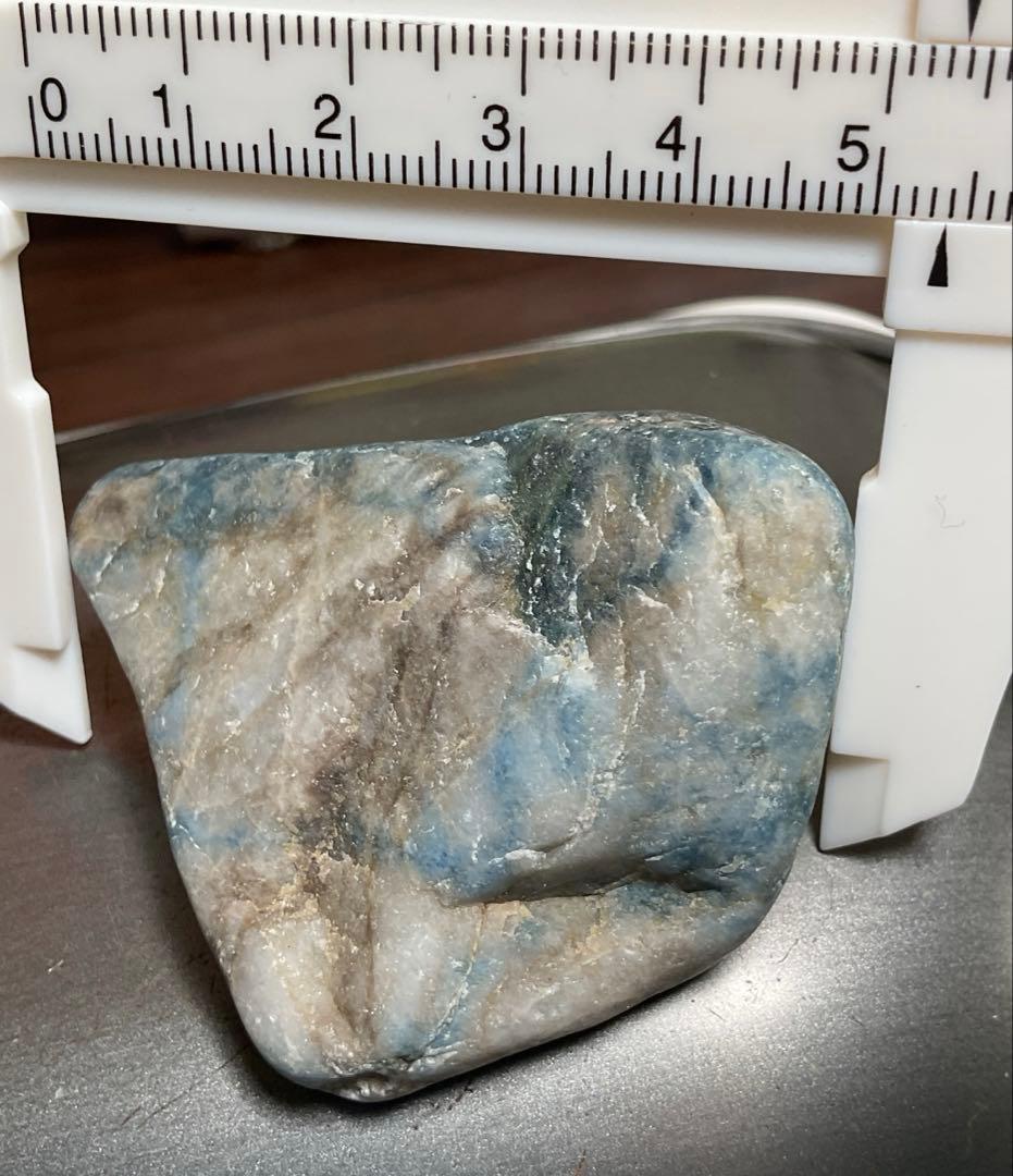 鮮やかな青信号色　入りコン沢翡翠78g 糸魚川　ヒスイ　ひすい