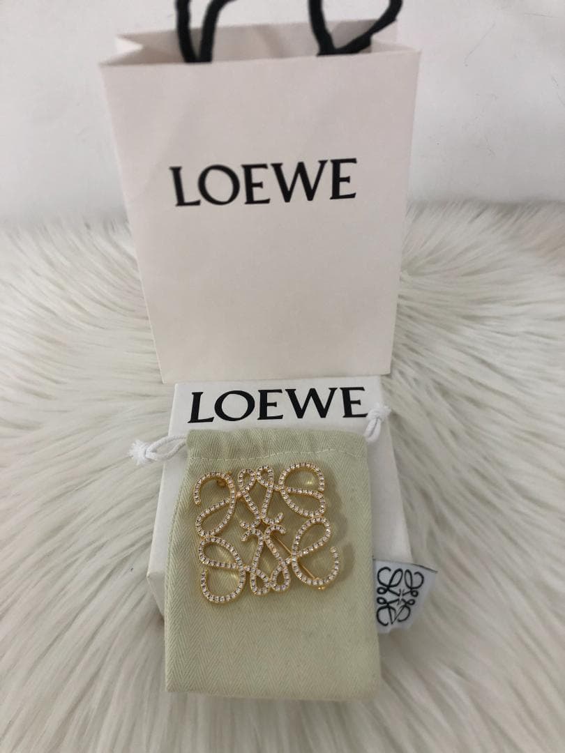 エレガントLOEWE ゴールド　ブローチ　クリスタル　キラキラ　レディース