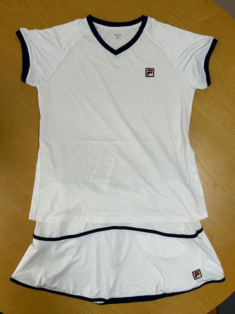 g*a様 FILA ホワイト Vネック スポーツウェアセット