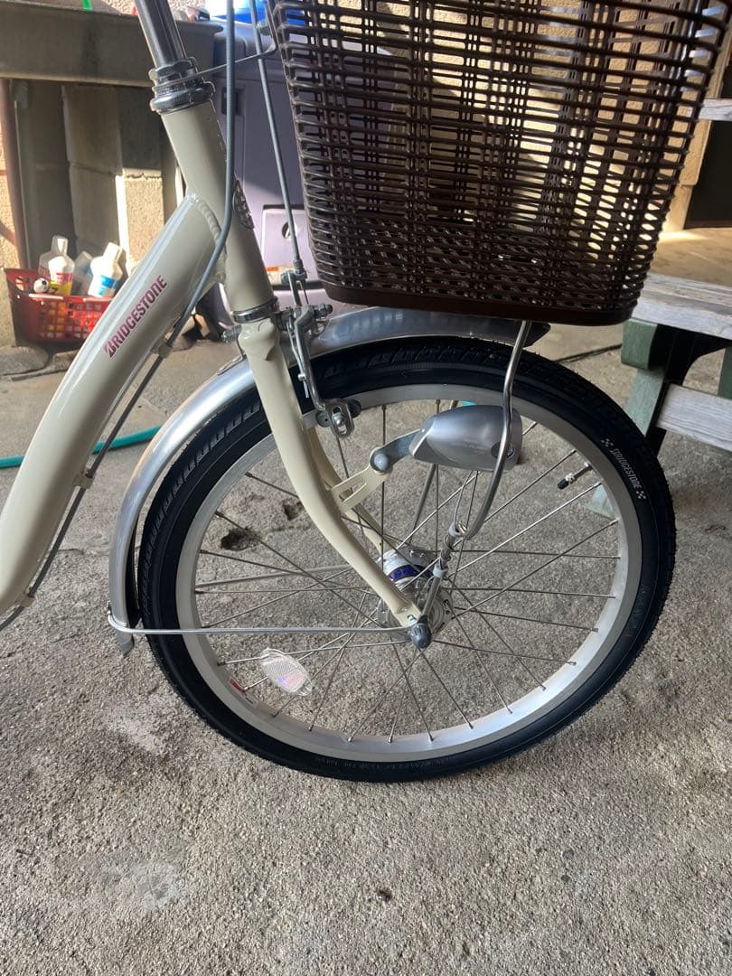 クリーム色シティサイクル　ブリジストンcalisia