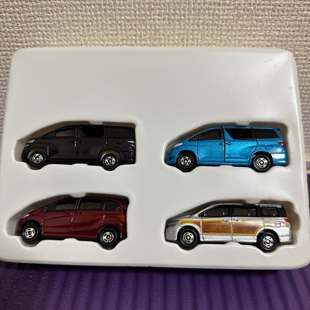 トミカ ギフトセット カーポートで遊ぼう！ワンボックスカー大集合セット