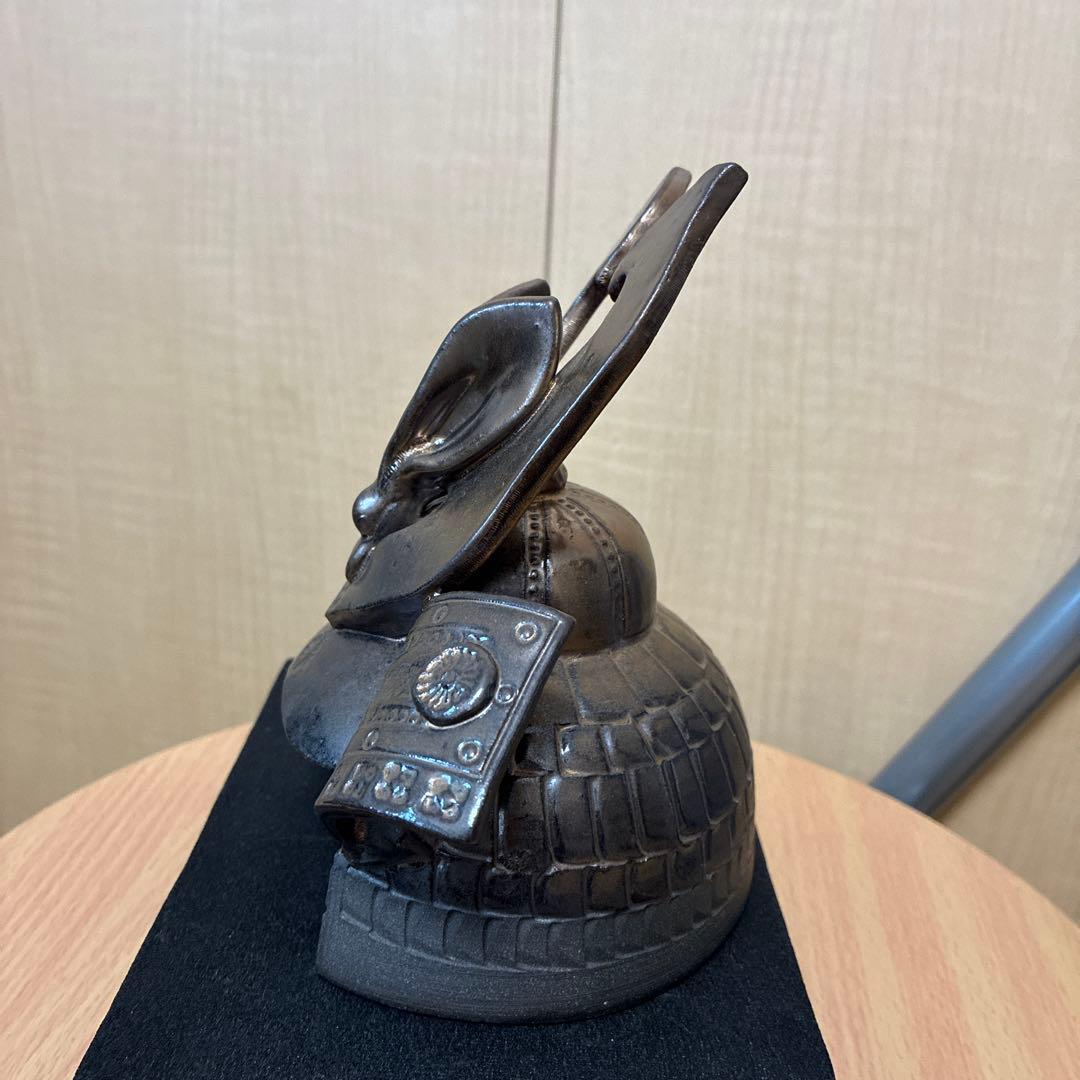 ブロンズ色の金属製兜置物