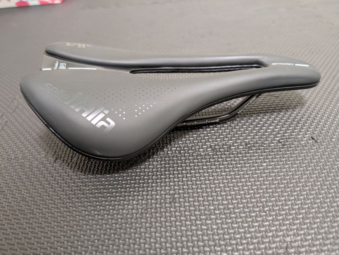 セライタリア NOVUS BOOST EVO SUPERFLOW TM サドル