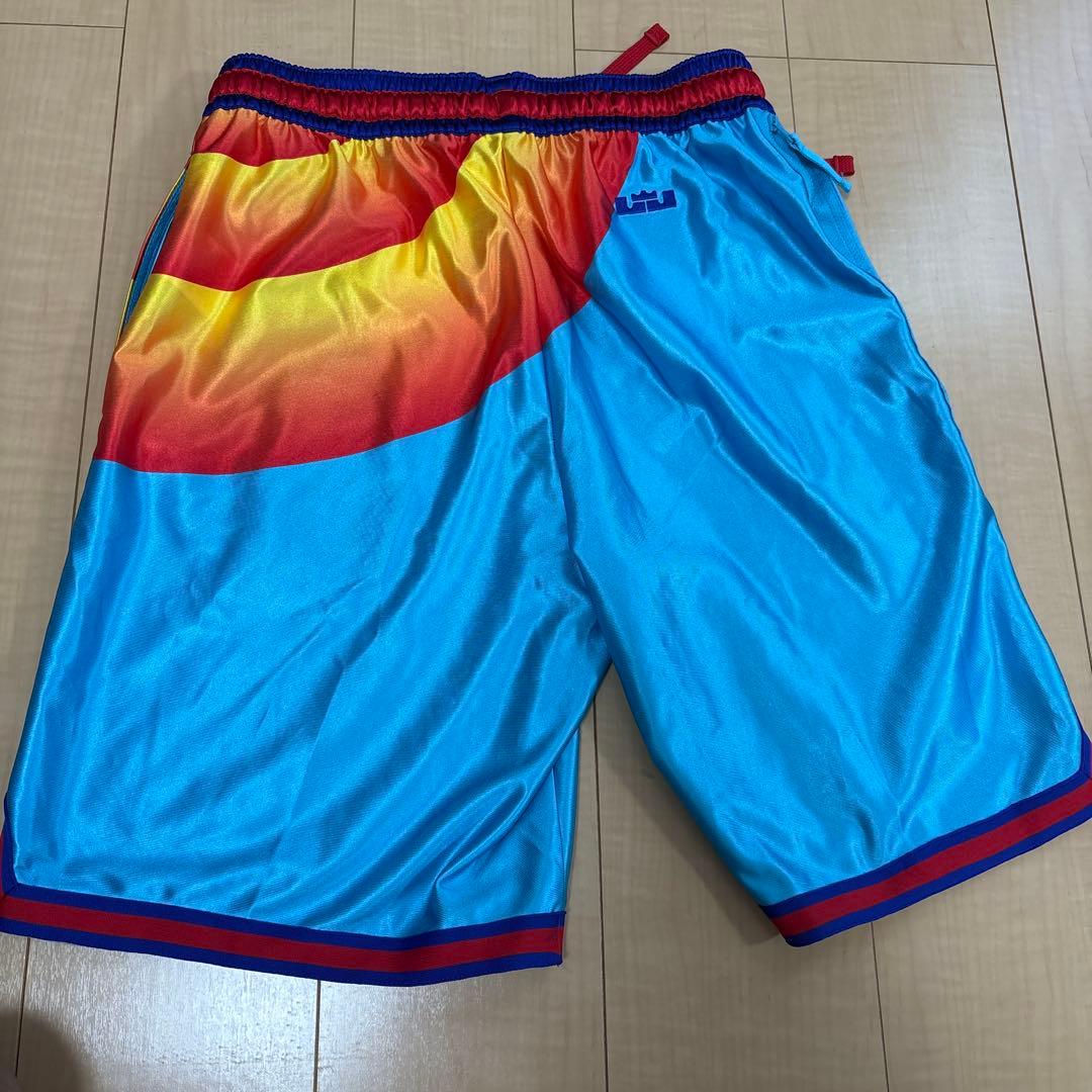 NIKE レブロン・ジェームズ バックスバニー スペース・プレイヤーズ ショーツ