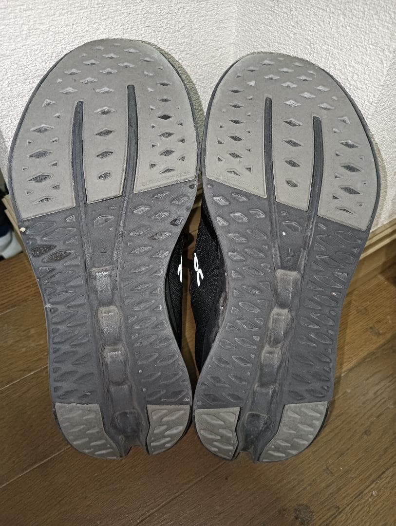 【美品】On Cloudsurfer オールブラック 25.5cm