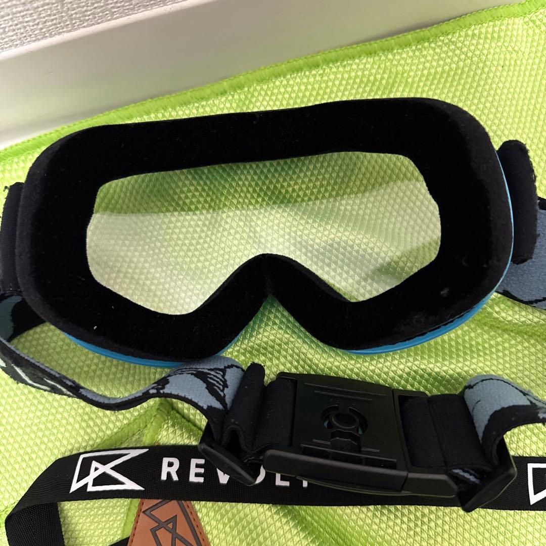 REVOLT スノーゴーグル 調光レンズ 太陽の光で色が変わります！