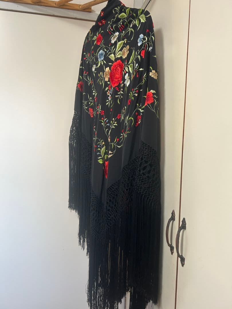 フラメンコ衣装 大判マントン 花柄刺繍 黒地 フリンジ付