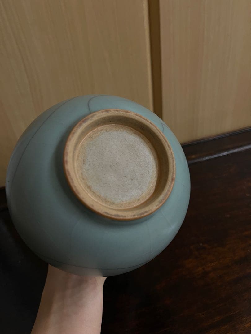 青緑色の陶器製細長い瓶　青磁花瓶　花生　花道具