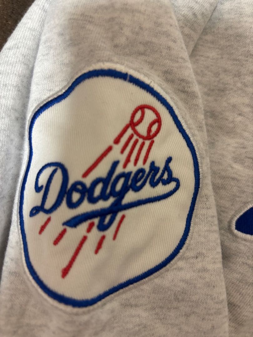 Dodgers フード付きパーカー グレー