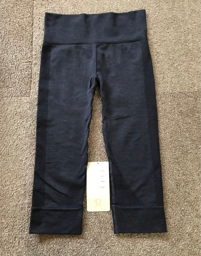 新品タグ付き☆ルルレモン☆Seamiessy Street cropレギンス
