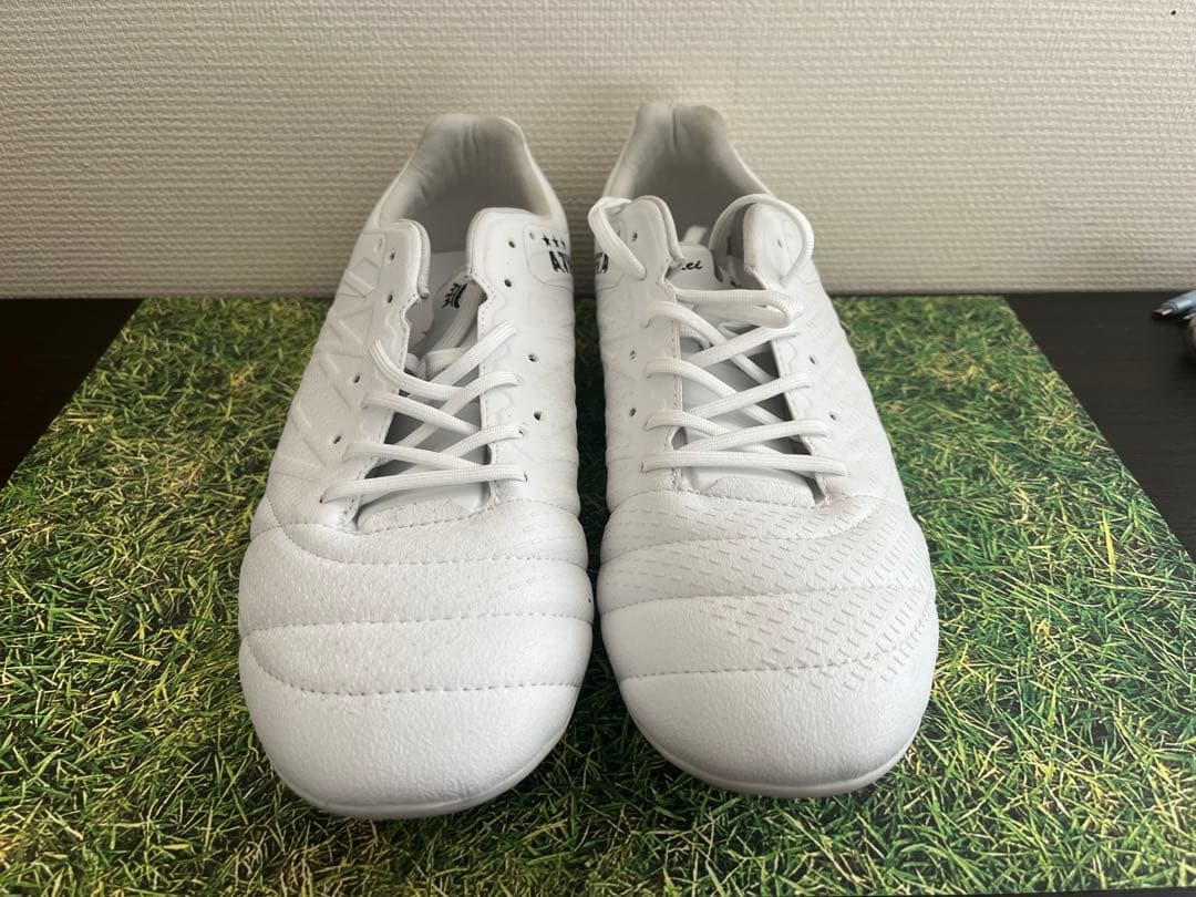 ATHLETA サッカーシューズ ホワイト スパイク