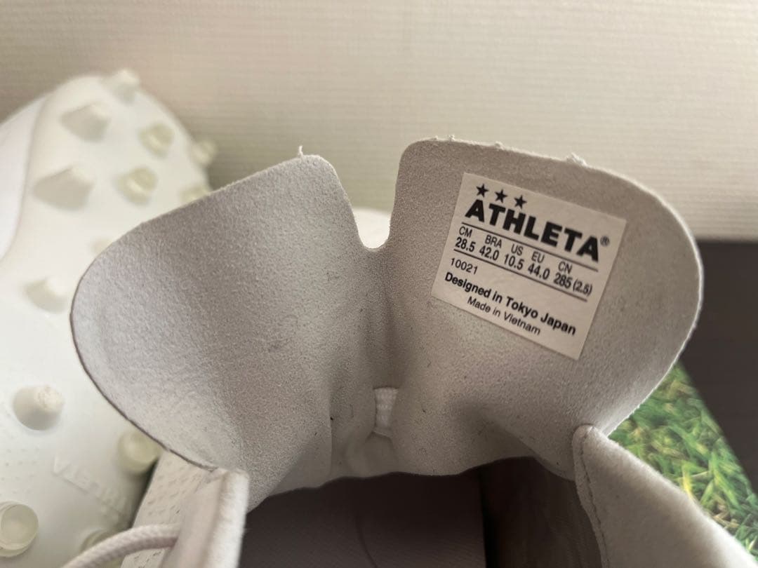 ATHLETA サッカーシューズ ホワイト スパイク