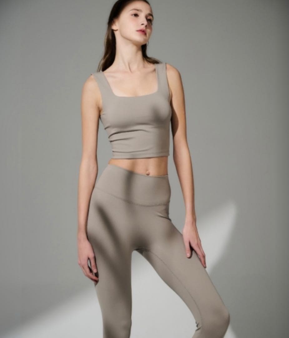 easyoga 美品　Uシェイプスムースクロップドタンク／カーキ