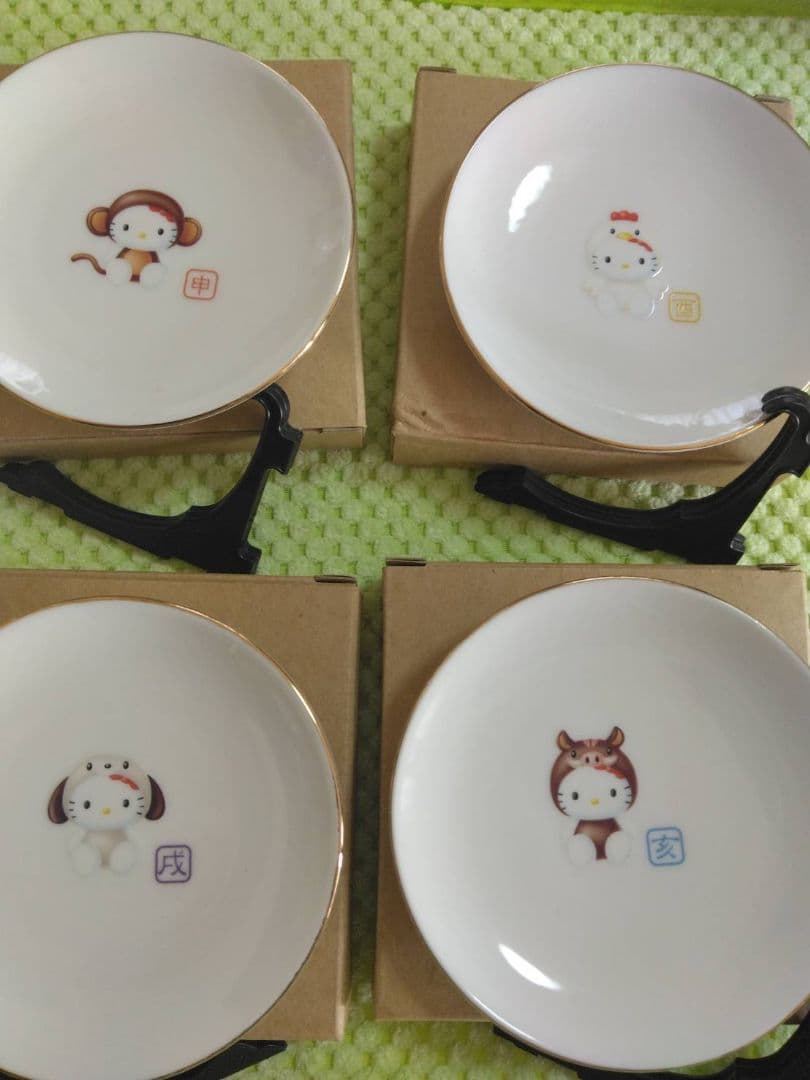 サンリオ　キティちゃん絵皿１２枚セット