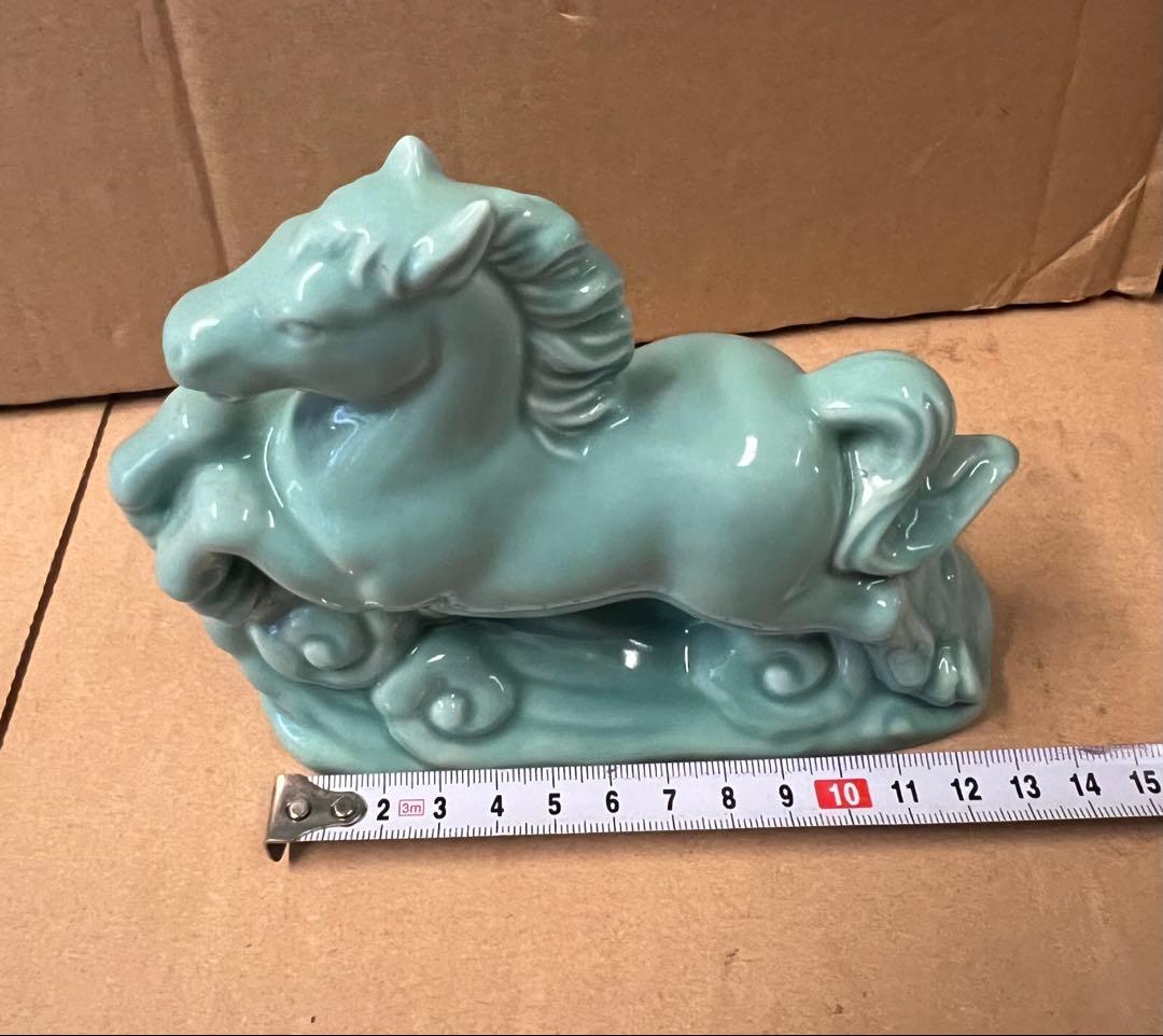 青緑色の陶器製馬の置物