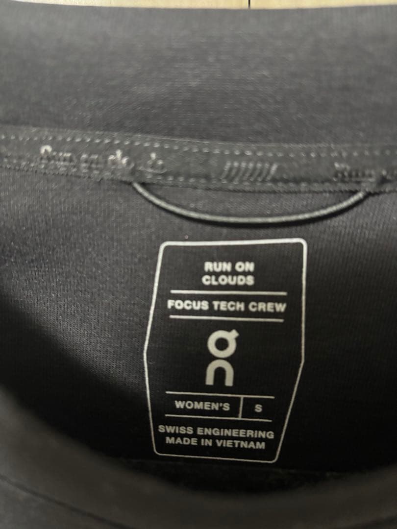 on running Focus Tech Crew スウェット　トレーナー