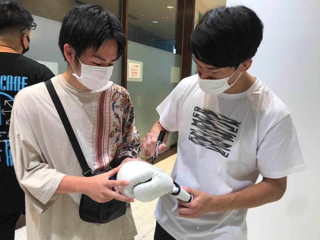 UFCファイター朝倉海選手の直筆サイン入りグローブ