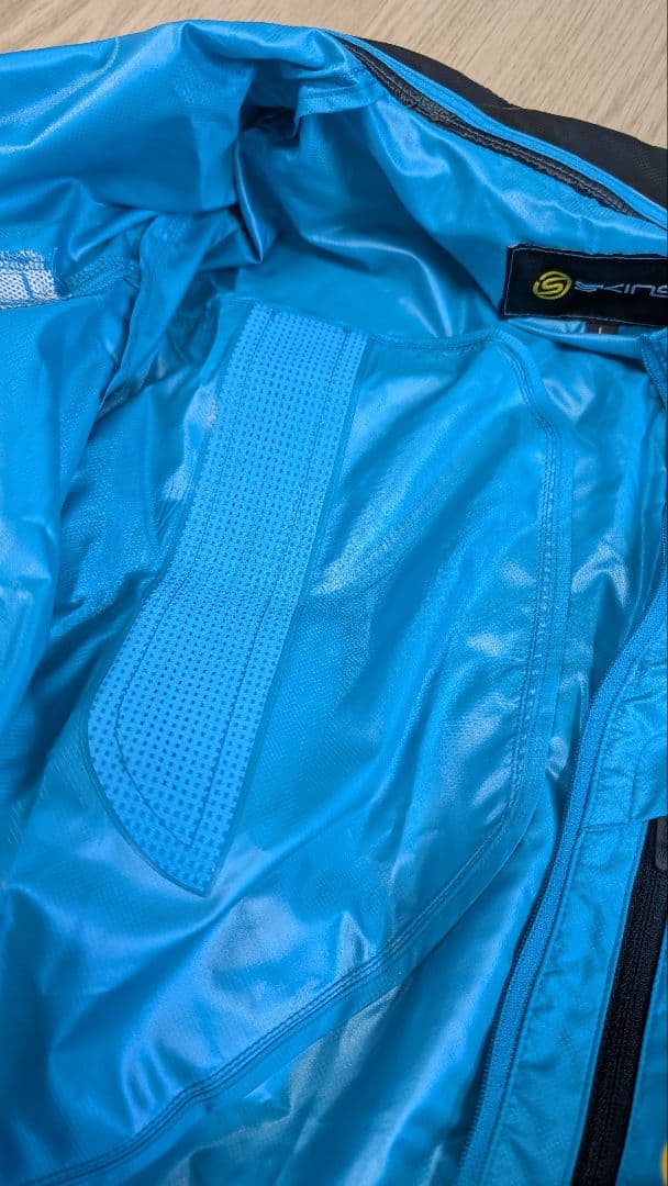 SKINS ウィンドブレーカー上下セット Lサイズ 新品タグ付き