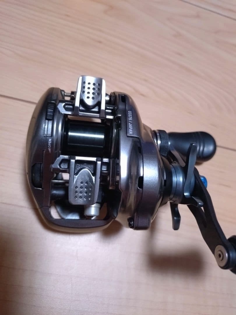 シマノ 15メタニウムDC右ハンドル ノーマルギア ZPIハンドル付き