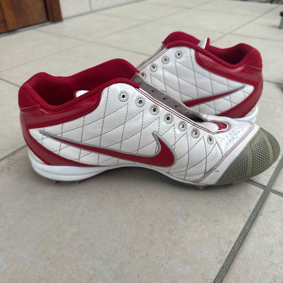 Nike ホワイト/レッド スパイクシューズ