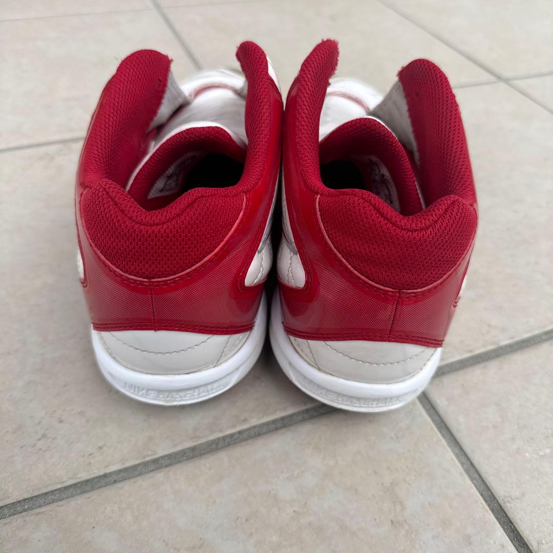 Nike ホワイト/レッド スパイクシューズ