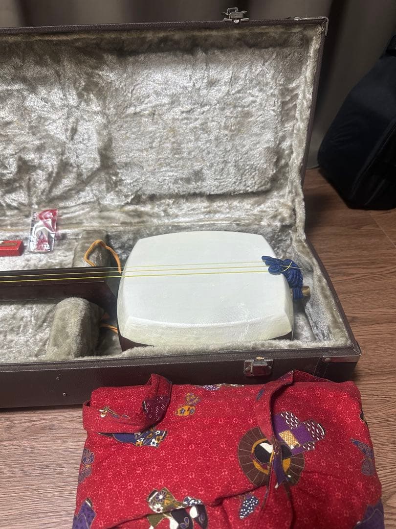 高級津軽三味線(紅木製、金細、綾杉胴、両面犬皮破れ無)付属品セット
