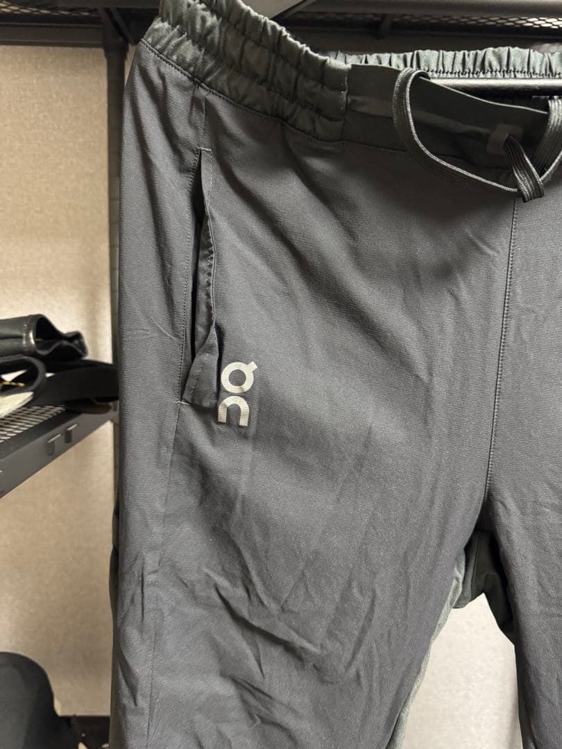 【美品】On メンズ ランニングパンツ ブラック 海外M（日本L）