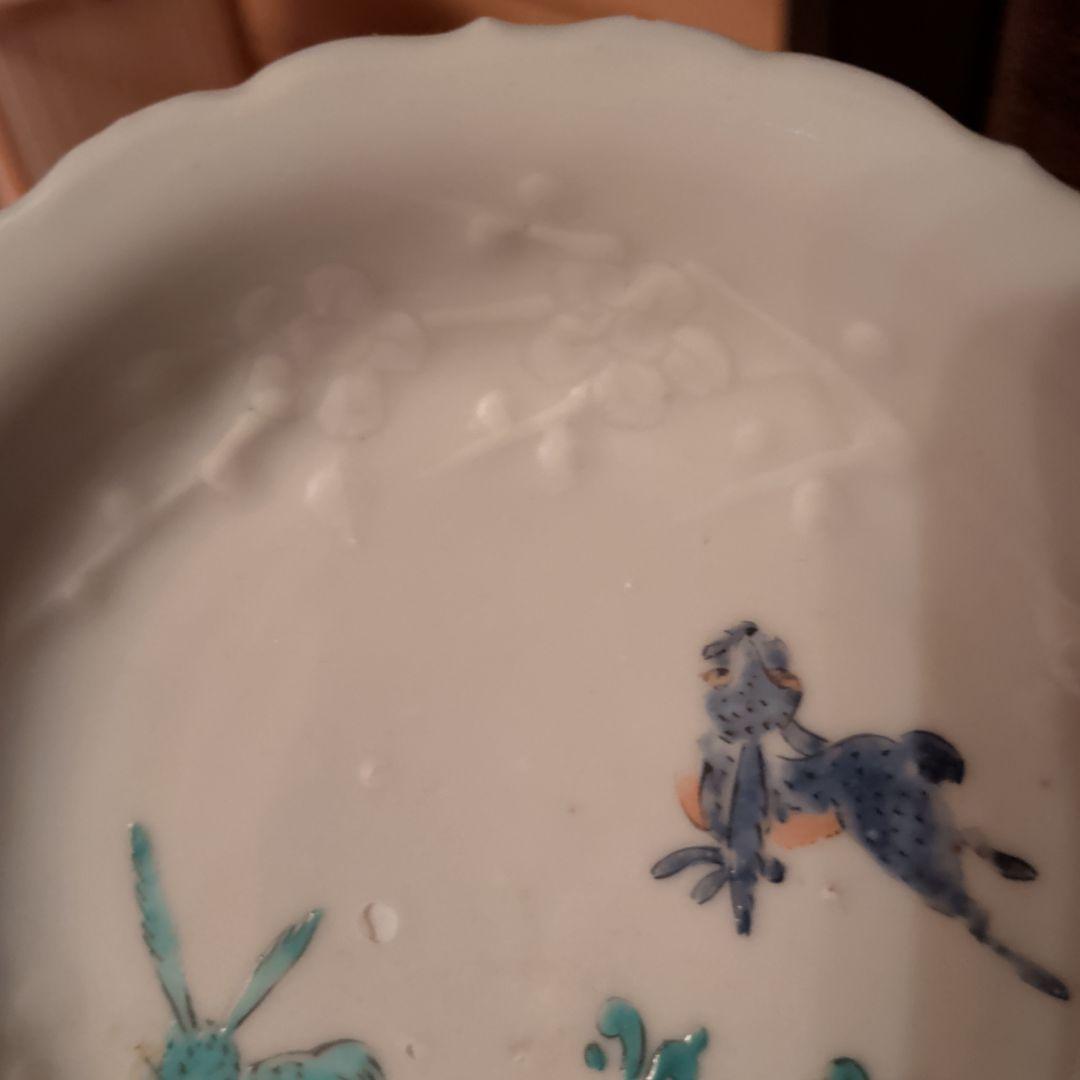 景徳鎮窯　陽刻梅紋　兎紋皿