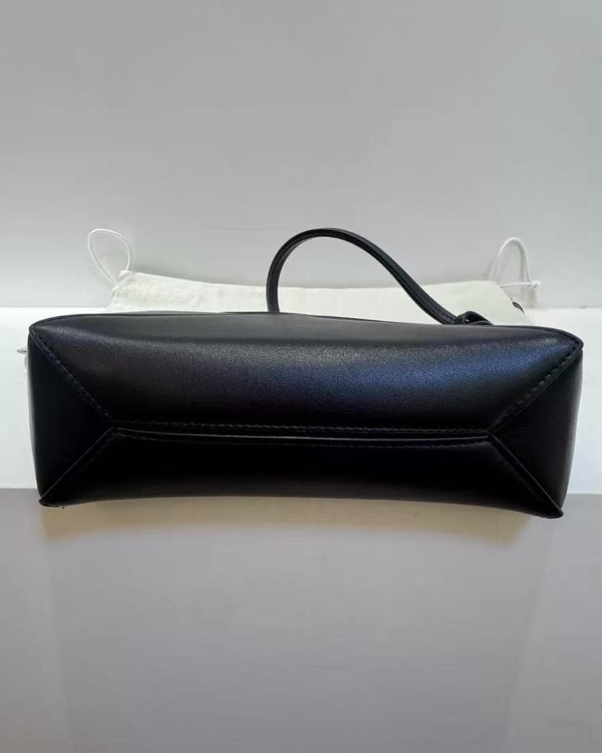 LOEWE ブラックレザーショルダーバッグ