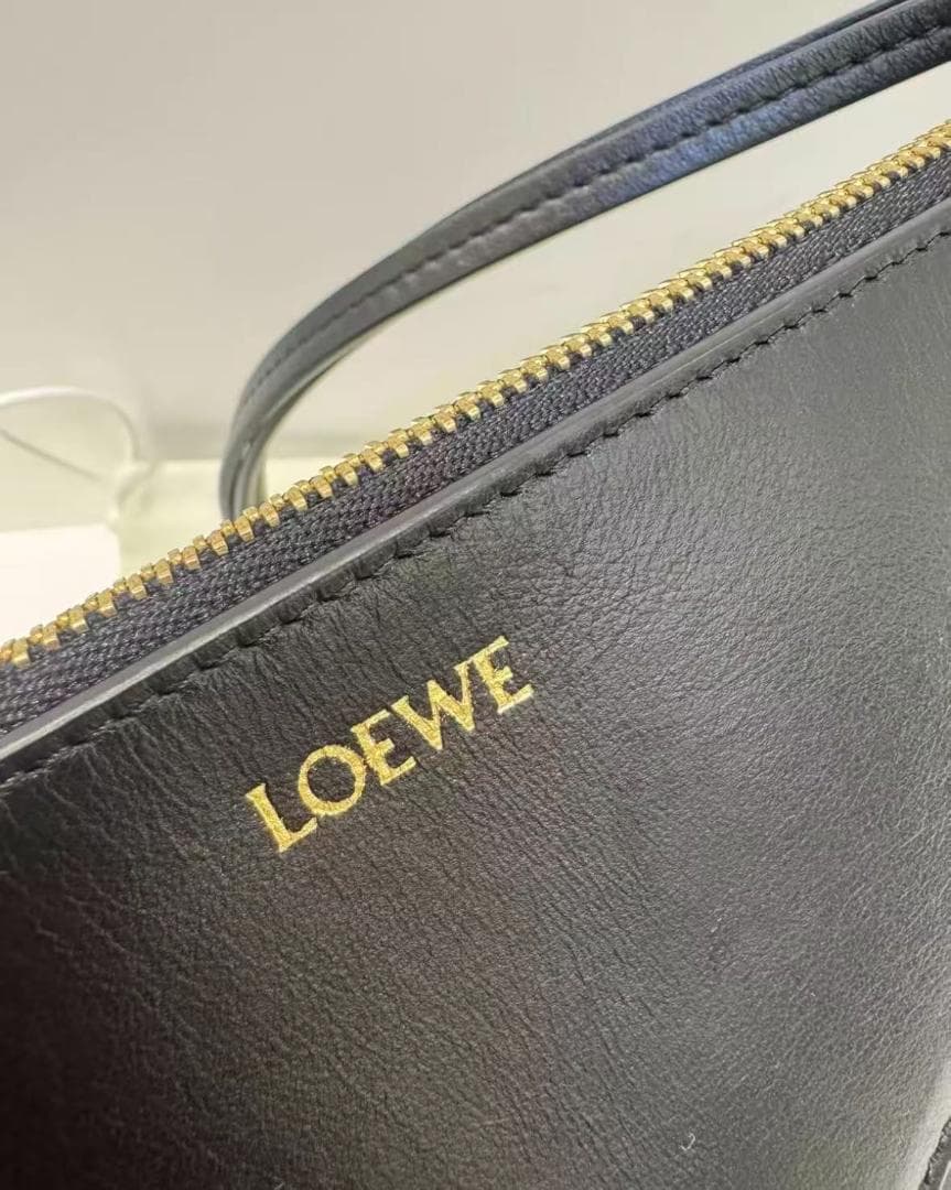 LOEWE ブラックレザーショルダーバッグ