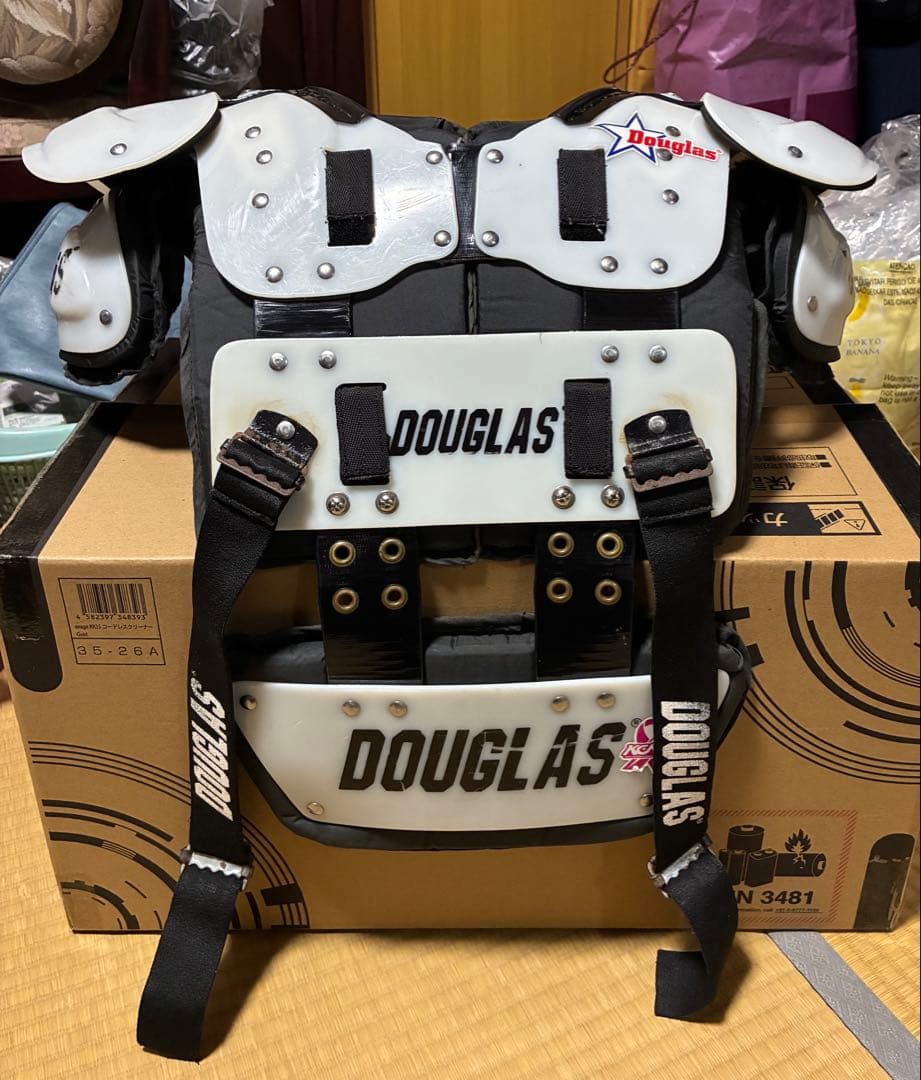 DOUGLAS QB1 XSショルダーパッド ホワイト/ブラックバックプレート付