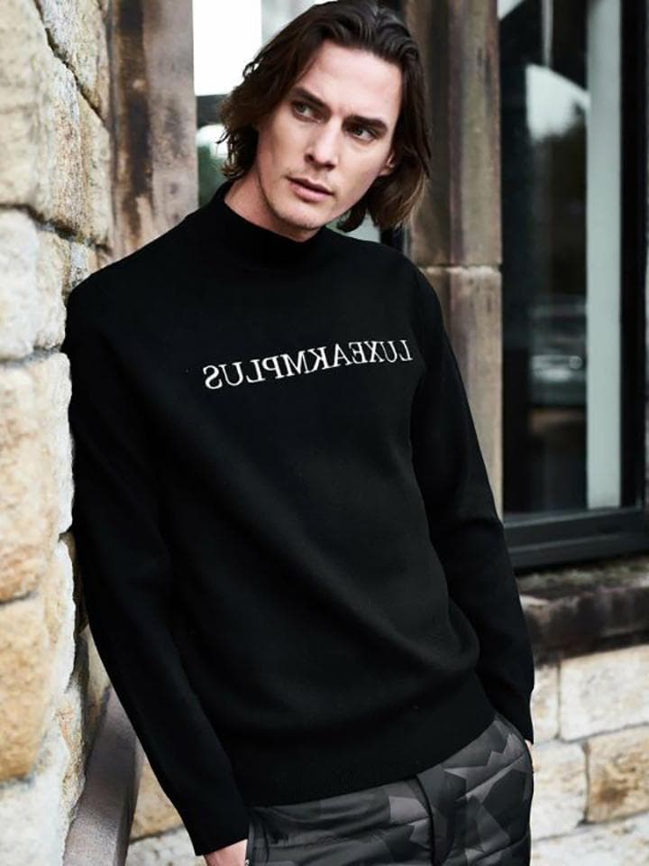 LUXEAKMPLUS / 23AW フロントロゴモックネックニット セーター