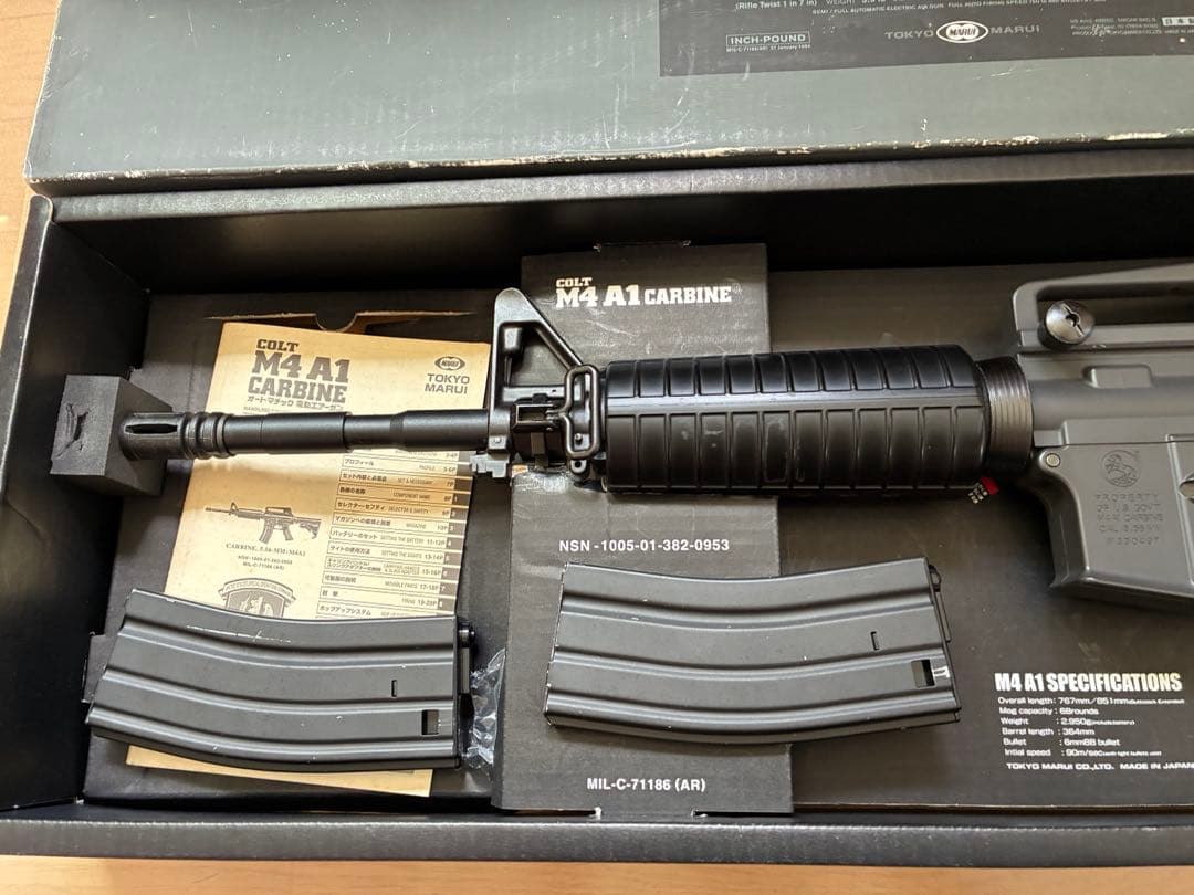 東京マルイ スタンダード電動ガン M4A1 予備マグ1 バッテリー２充電器付き