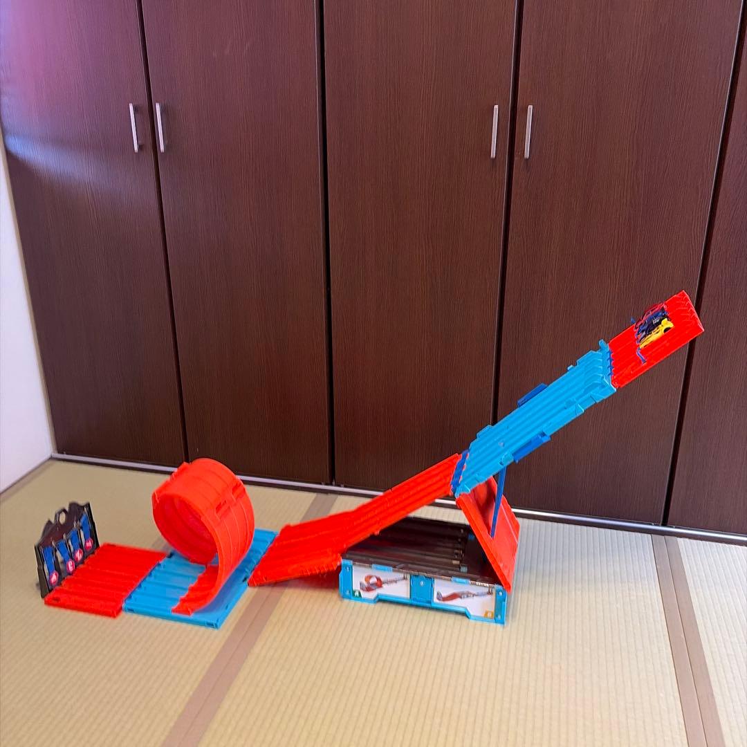 ホットウィール11台付き　アルティメットレースボックス