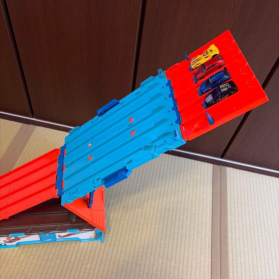 ホットウィール11台付き　アルティメットレースボックス