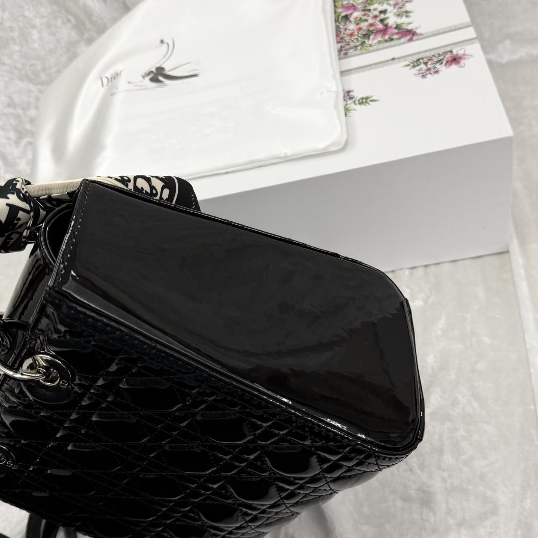 24時間以内発送 Dior ロゴチャーム ラムスキン ショルダー