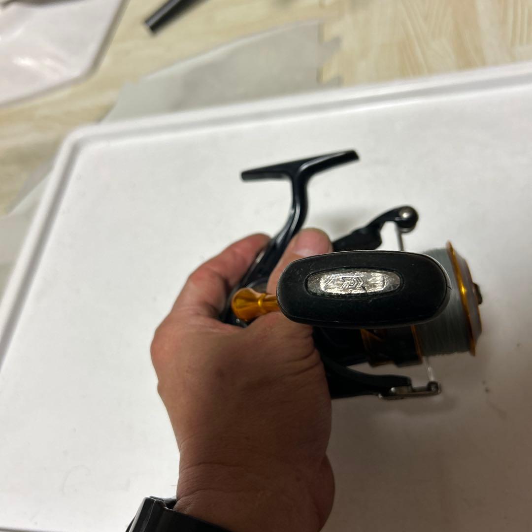 （DAIWA）のスピニングリール「15 レブロス（REVROS）」の4000