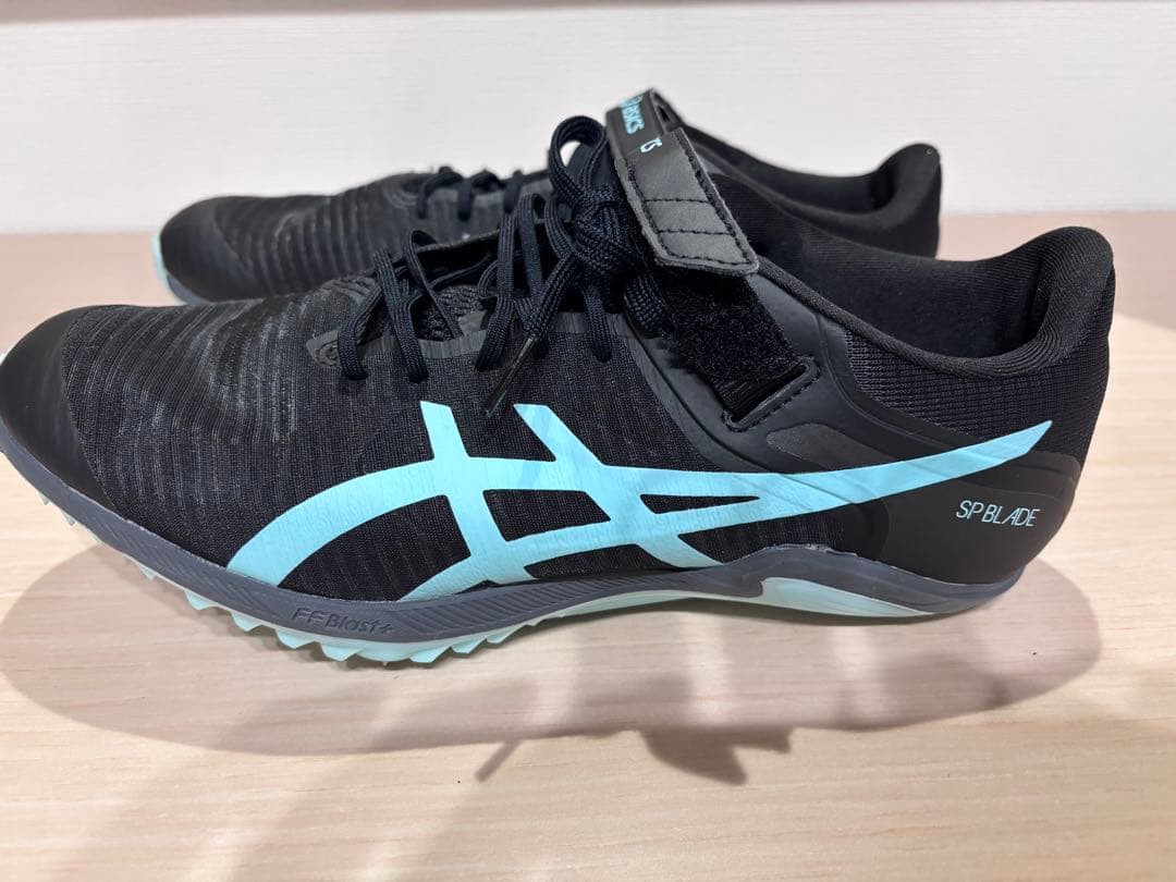 asics スパイクシューズ ブラック/ライトブルー　値下げしました〜