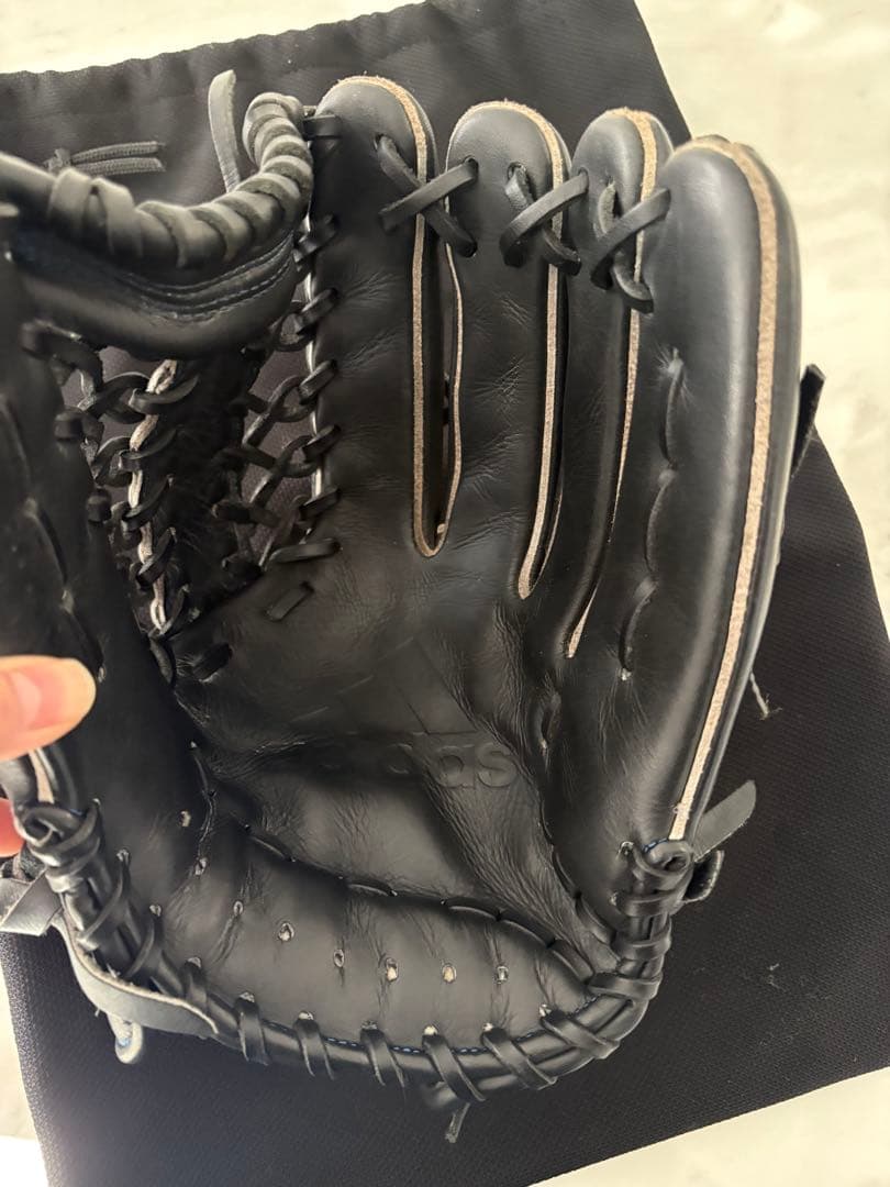 adidas 軟式グローブ 黒　右利き用