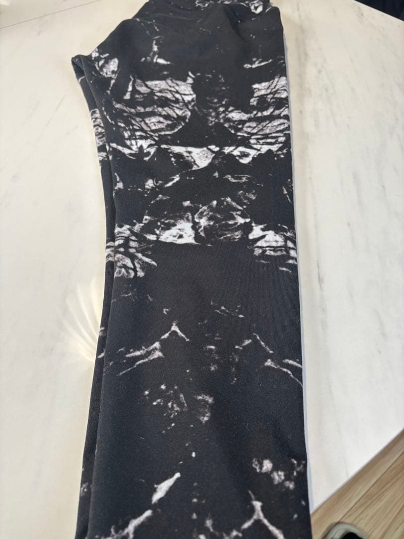 【レア品】alo yoga タイダイマグマレギンス　ブラック