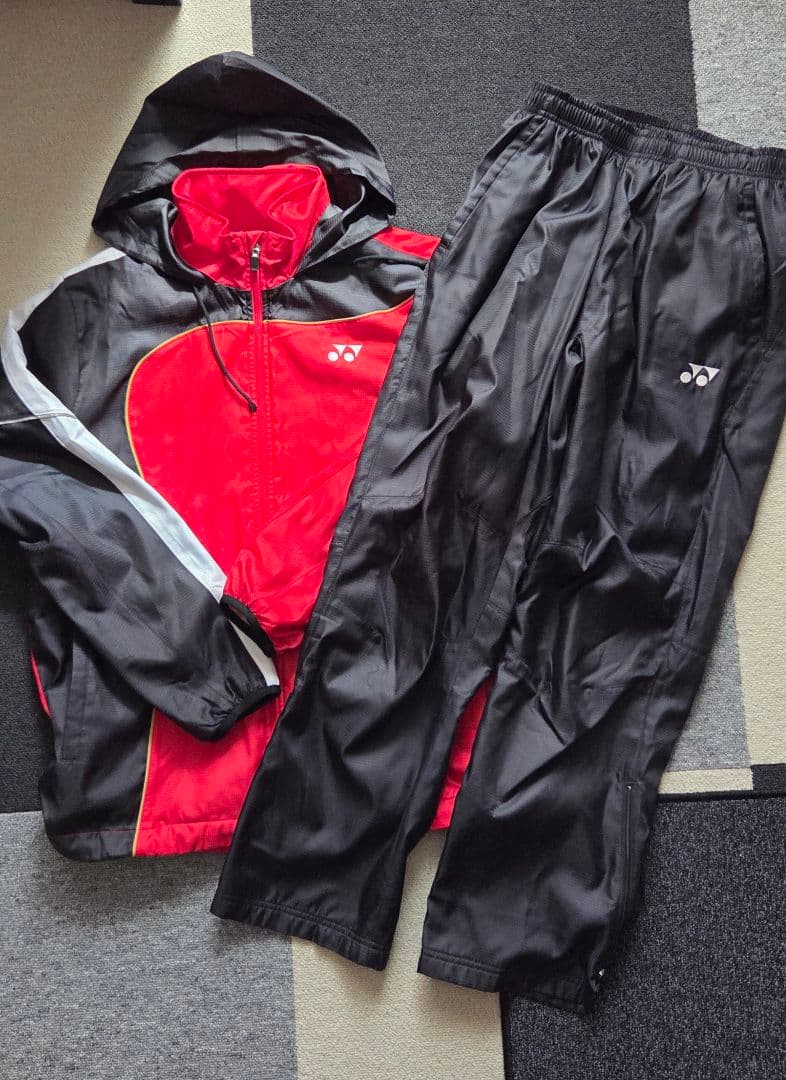 [美品]ヨネックス Mサイズ 上下セット 赤黒
