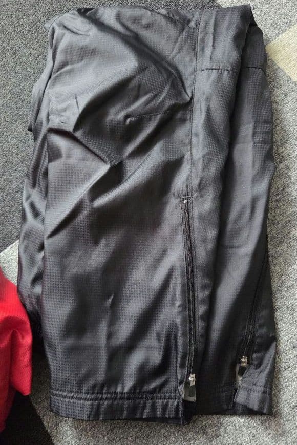 [美品]ヨネックス Mサイズ 上下セット 赤黒