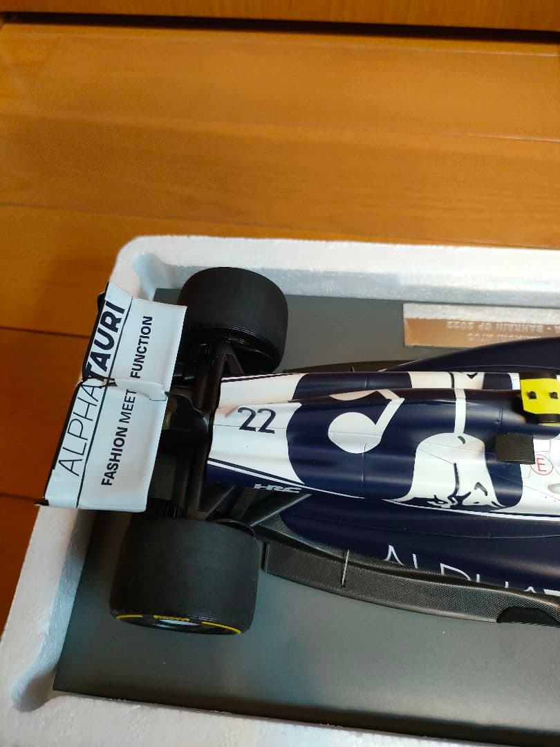 角田裕毅アルファタウリat03ミニチャンプスF1ミニカー1/18