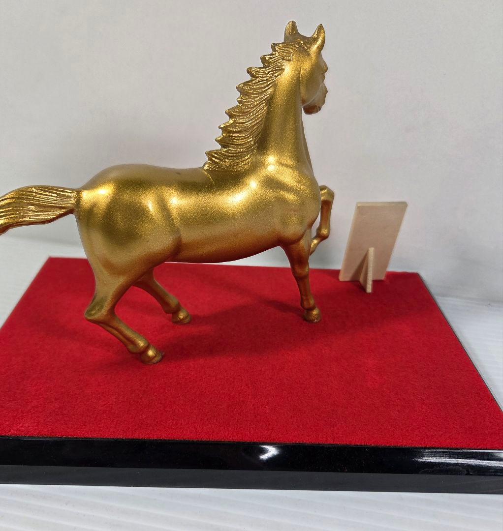金色の馬の置物