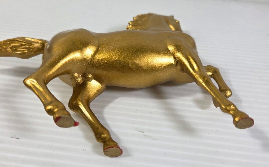 金色の馬の置物