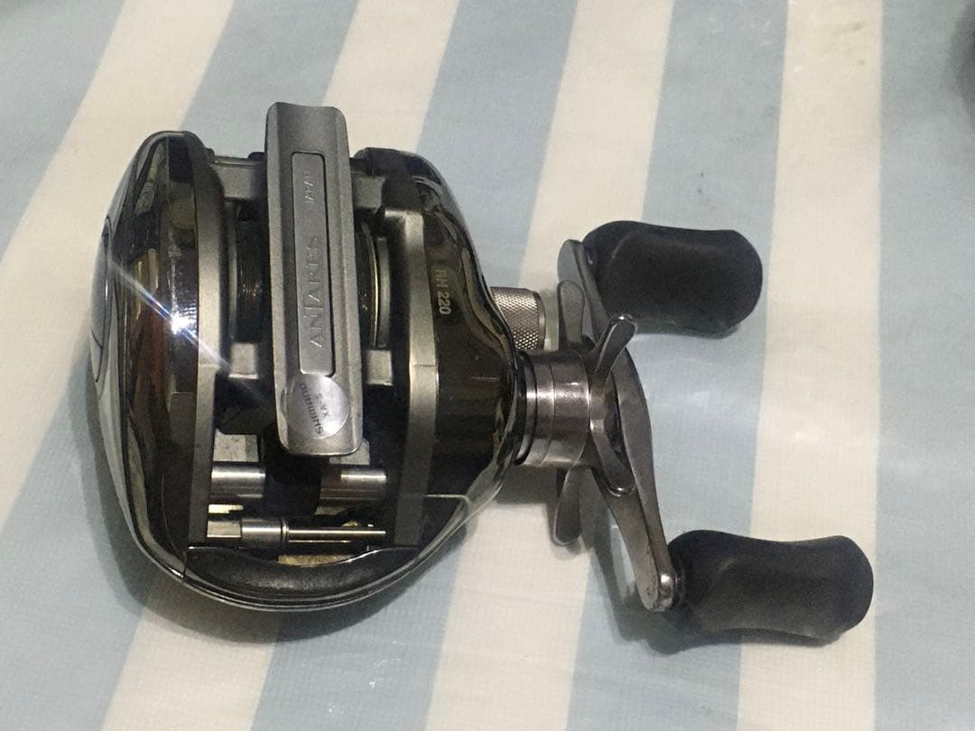 美品　釣具　シマノ アンタレス RH220